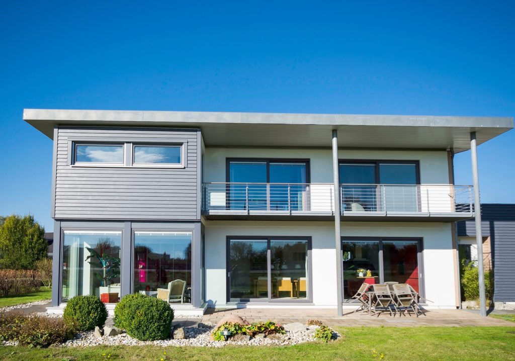 modernes Haus mit Balkon - Selfstorage Lagerraum mieten Regensburg